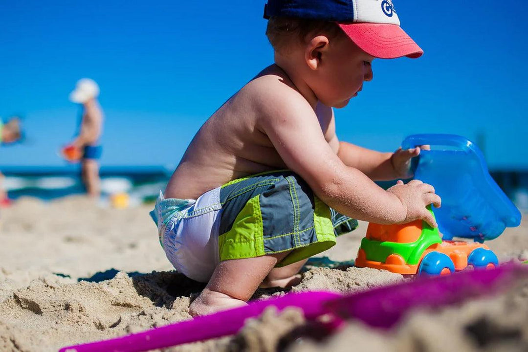 Come vestire i bambini al mare: consigli per tutte le età 