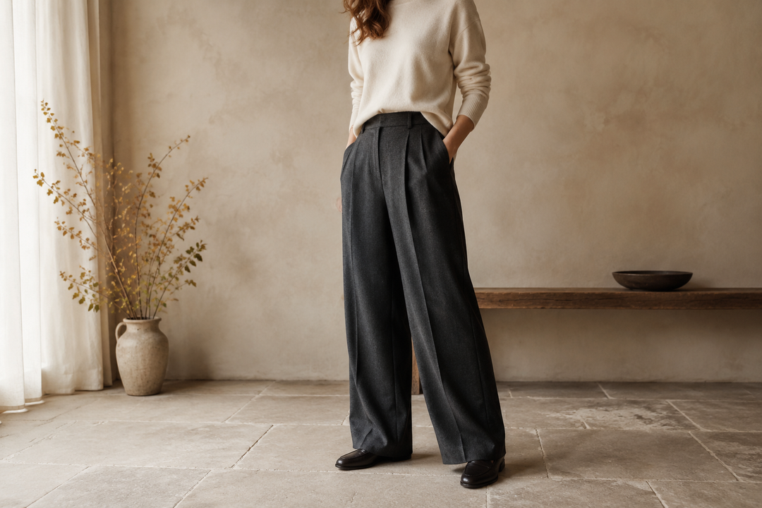 Donna con pantaloni ampi grigio antracite abbinati a maglia chiara