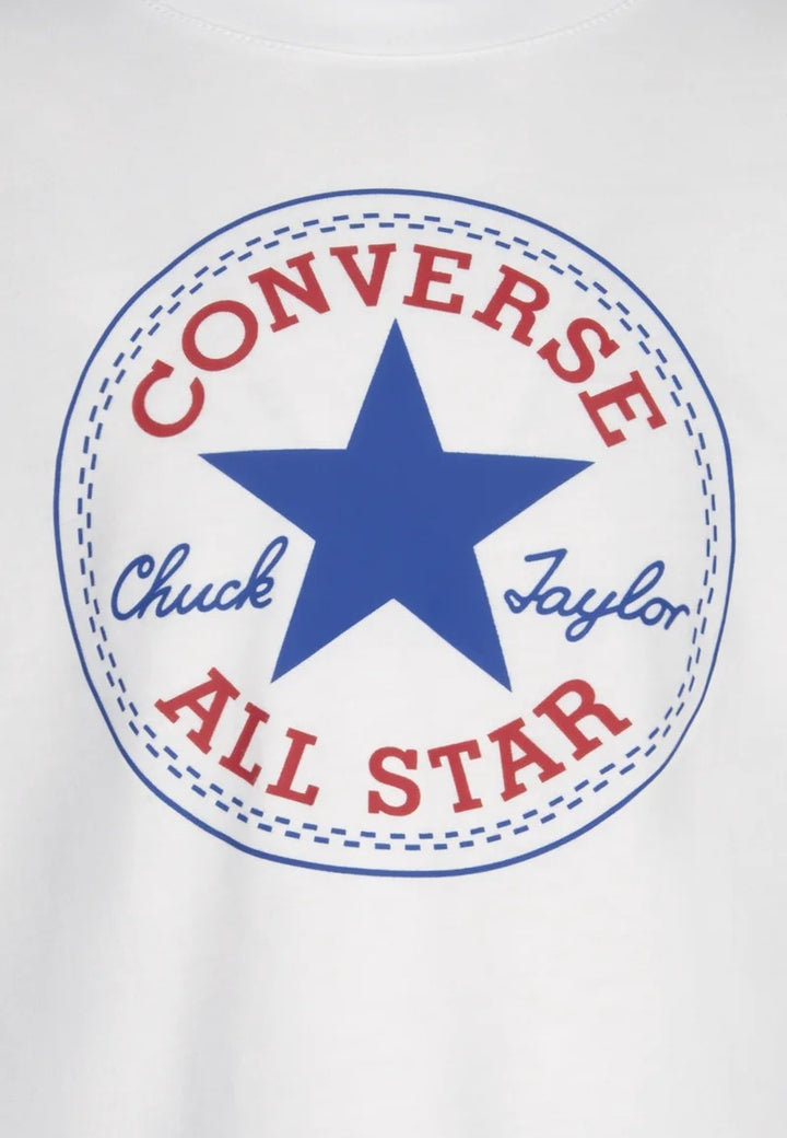 Dettaglio logo Chuck Taylor All Star sulla T-shirt bianca Converse