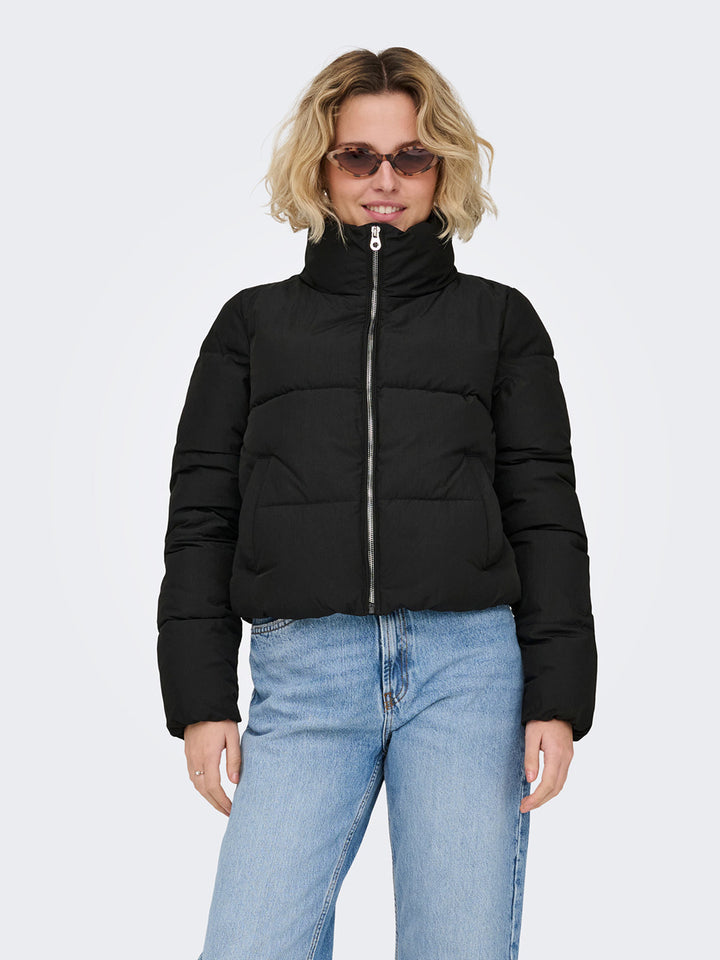 Piumino nero ONLY donna indossato vista frontale