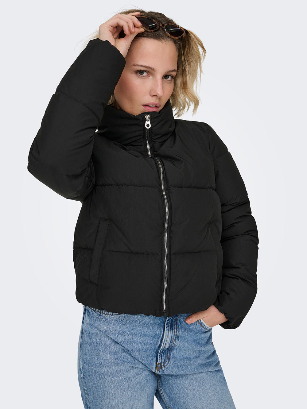 Dettaglio frontale del piumino nero ONLY donna