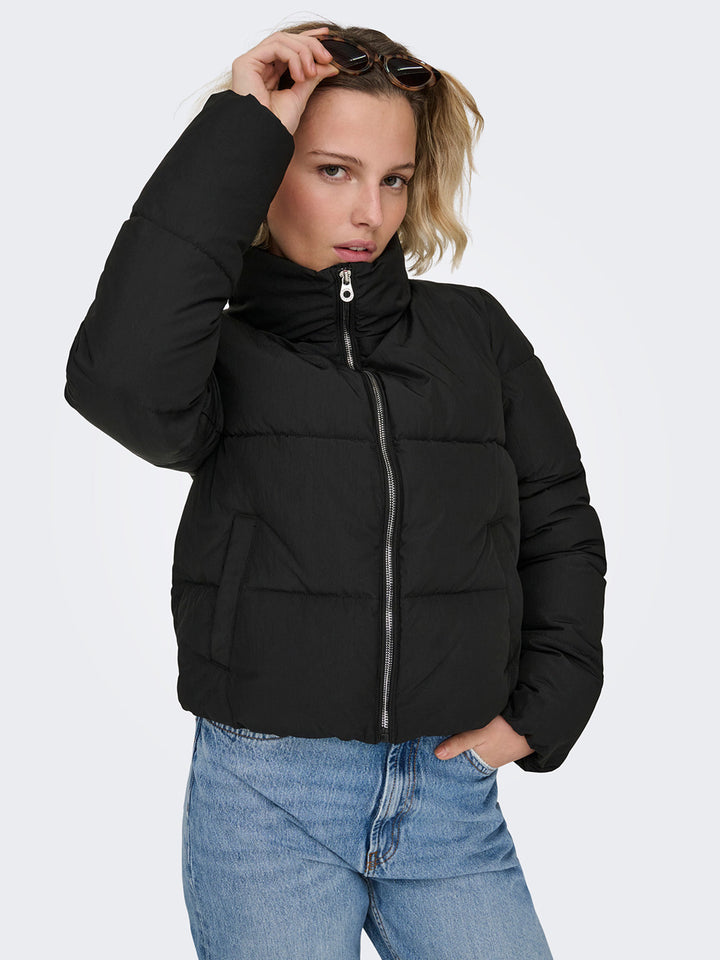 Dettaglio frontale del piumino nero ONLY donna