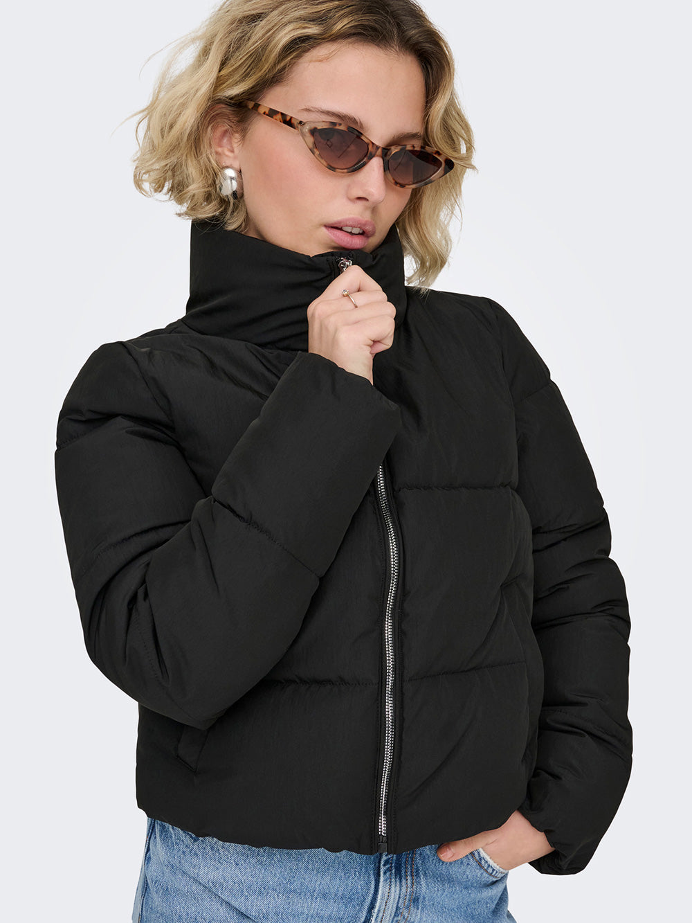 Dettaglio collo alto del piumino nero ONLY donna