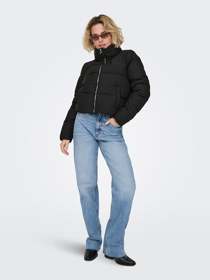 Piumino nero ONLY donna indossato a figura intera