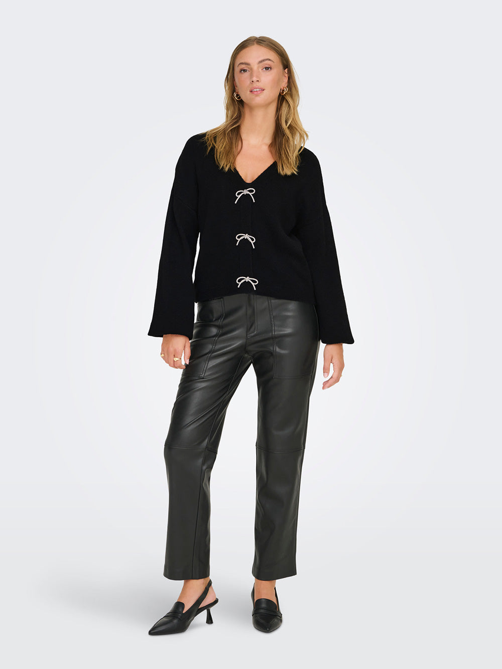 Cardigan nero ONLY donna indossato a figura intera