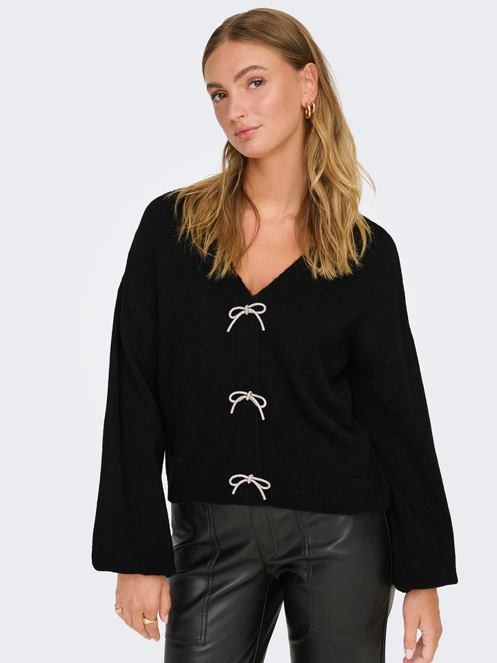Dettaglio scollo a V del cardigan nero ONLY