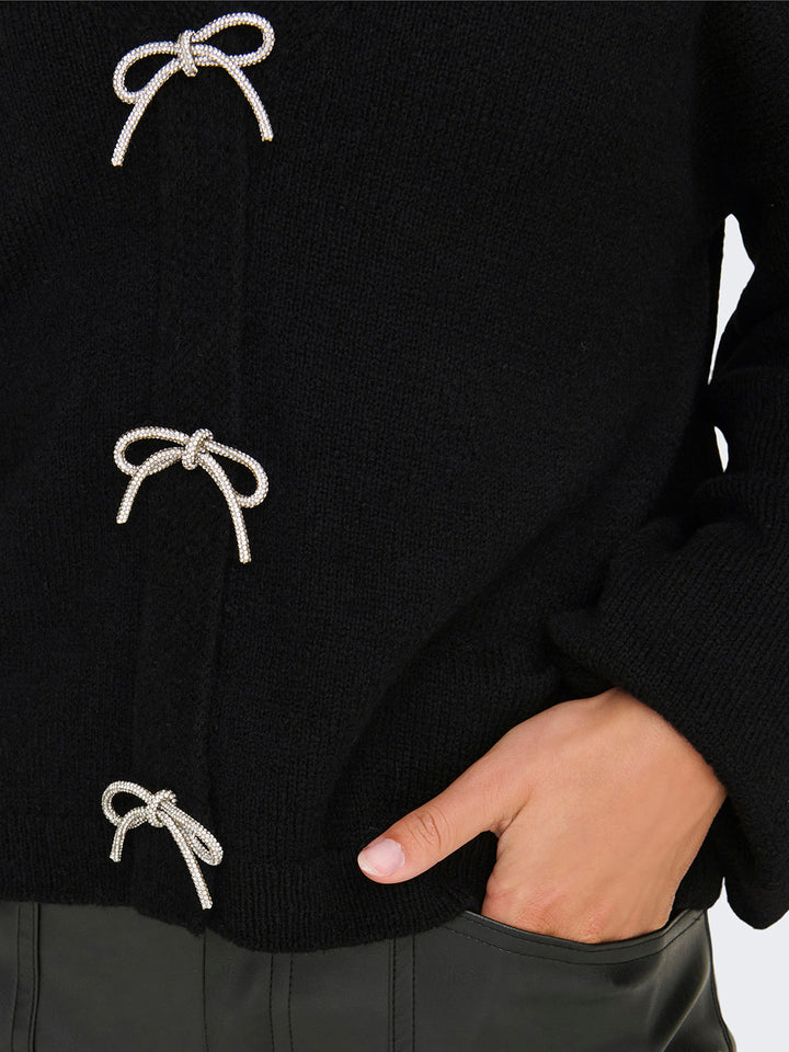 Dettaglio chiusure a fiocco del cardigan nero ONLY