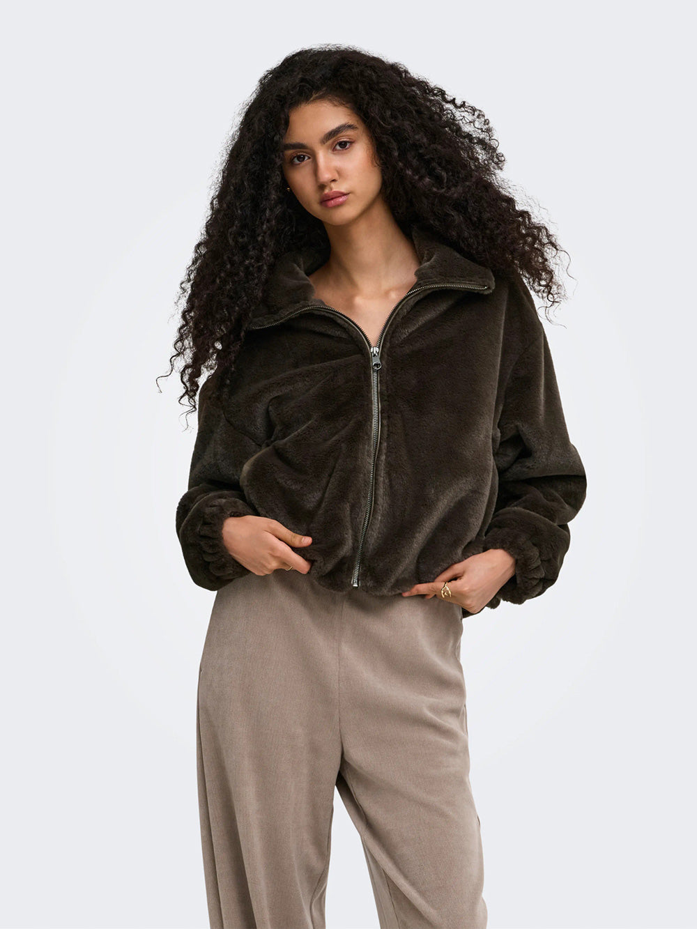 Giubbotto marrone ONLY donna indossato vista frontale