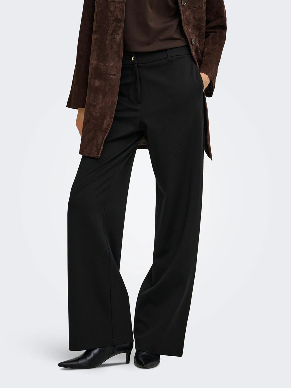 Pantaloni neri ONLY donna indossati vista frontale
