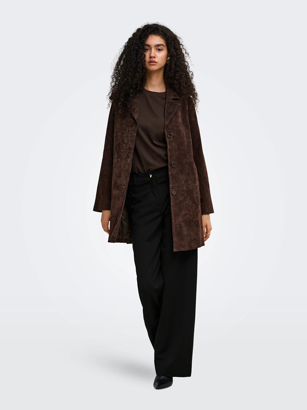 Pantaloni neri ONLY donna in un look completo