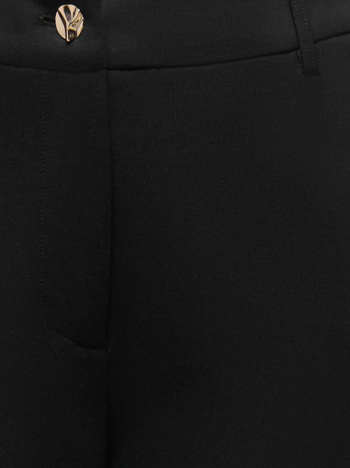 Dettaglio tasca dei pantaloni neri ONLY