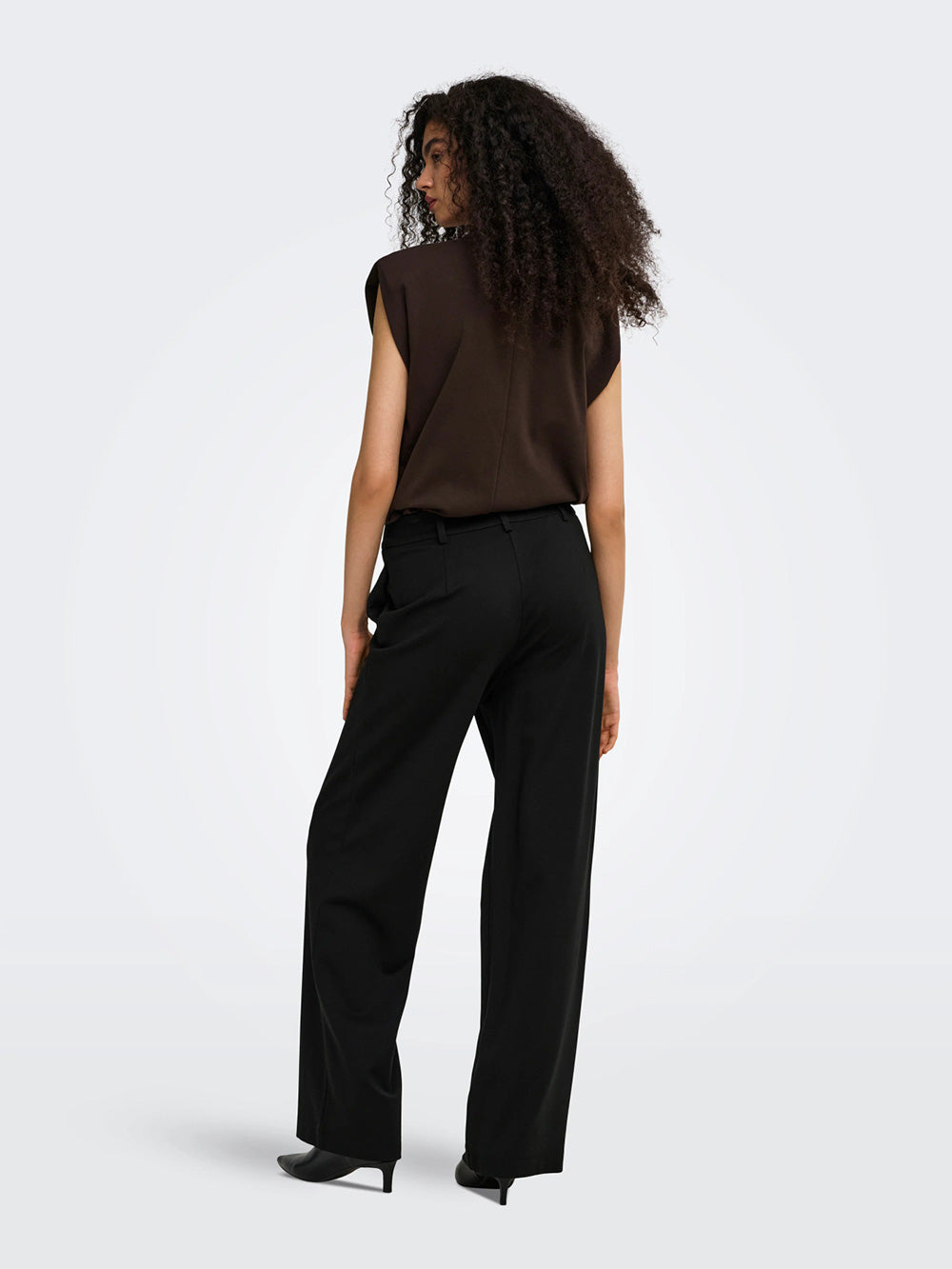 Pantaloni neri ONLY donna indossati vista posteriore